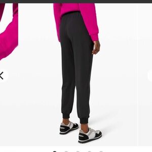 Lululemon Keep Moving Jogger
Black